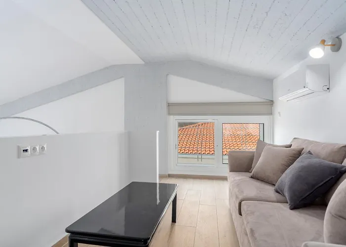 Costa Vasia Boutique Врахати